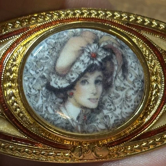 Brooch with Vintage Portrait - Picture 2 of 7